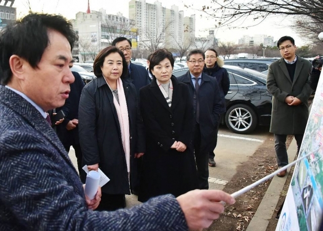 ▲ 박순자 국회 국토교통위원장과 김현미 국토부 장관이 신안산선 관련 긴급 현장점검에서 관계자로부터 보고를 받고 있다.(박순자 국토교통위원장실 제공)