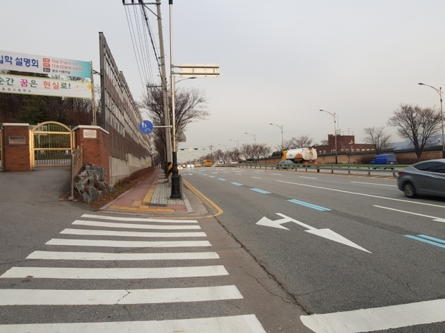▲ 성남 효성고등학교와 맞닿아 있는 왕복 8차선 도로의 모습. 사진=정민훈기자
