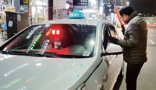 지난 5일 수원시에서 ‘사업용차량’들을 대상으로 불법행위를 단속하고 있는 모습. 이상문기자