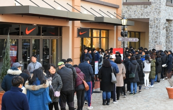롯데 프리미엄 아울렛 기흥점이 개점한 6일 용인시 기흥구 롯데 프리미엄 아울렛에서 시민들이 개점을 기다리며 길게 줄 서 있다. ‘자연을 담은 쇼핑 놀이터’라는 콘셉트로 꾸며진 아울렛에는 300여 개의 브랜드가 입점했다. 조태형기자