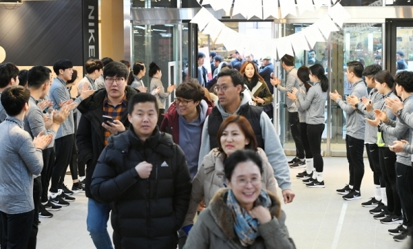 롯데 프리미엄 아울렛 기흥점이 개점한 6일 용인시 기흥구 롯데 프리미엄 아울렛에서 시민들이 점원들의 환영을 받으며 입장하고 있다. ‘자연을 담은 쇼핑 놀이터’라는 콘셉트로 꾸며진 아울렛에는 300여 개의 브랜드가 입점했다. 조태형기자