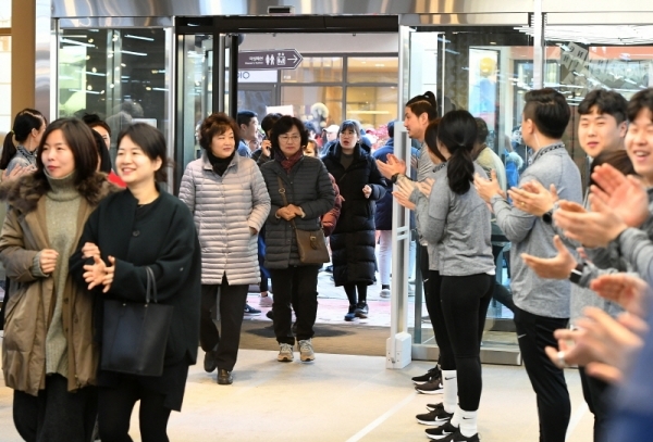 롯데 프리미엄 아울렛 기흥점이 개점한 6일 용인시 기흥구 롯데 프리미엄 아울렛에서 시민들이 점원들의 환영을 받으며 입장하고 있다. ‘자연을 담은 쇼핑 놀이터’라는 콘셉트로 꾸며진 아울렛에는 300여 개의 브랜드가 입점했다. 조태형기자