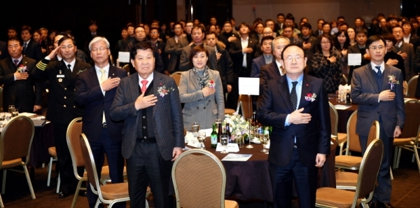 6일 화성시 라비롤리조트 신텍스 그랜드볼룸에서 열린  경기도중소기업CEO연합회 ‘2018년 창립 기념 및 포럼에서 김진흥 경기도 행정2부지사. 안혜영 경기도의회 부의장, 신항철 경기일보 대표이사 사장, 최완수 경기도중소기업CEO연합회장 등 참석자들이 국민의례를 하고 있다.전형민기자