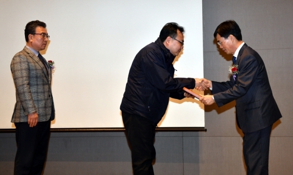 6일 화성시 라비롤리조트 신텍스 그랜드볼룸에서 열린  경기도중소기업CEO연합회 ‘2018년 창립 기념 및 포럼에서 김진흥 경기도 행정2부지사가 우수중소기업인 표창을하고 있다.전형민기자