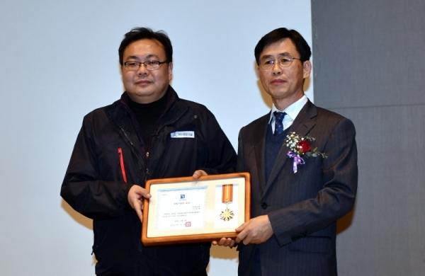 6일 화성시 라비롤리조트 신텍스 그랜드볼룸에서 열린  경기도중소기업CEO연합회 ‘2018년 창립 기념 및 포럼에서 김진흥 경기도 행정2부지사가 우수중소기업인 표창을하고 있다.전형민기자
