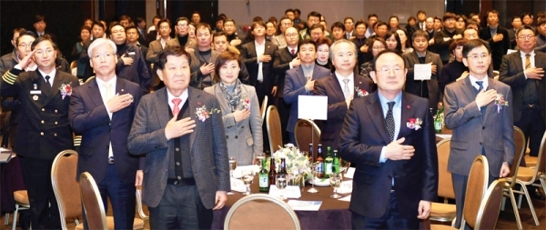 경기도중소기업CEO연합회 ‘2018년 창립 기념 및 포럼’에 참석한 안혜영 경기도의회 부의장, 김진흥 경기도 행정2부지사, 최완수 경기도중소기업CEO연합회장, 신항철 경기일보 대표이사 사장, 김화양 경인일보 사장 등이 국민의례를 하고 있다. 전형민기자