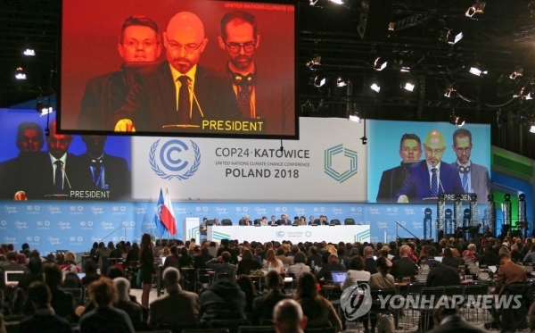 2일(현지시간) 폴란드 카토비체에서 열린 제24차 유엔기후변화협약 당사국 총회(COP24)에서 의장을 맡은 폴란드의 미할 쿠르티카 환경부 차관(가운데)이 개막을 선언하고 있다. /연합