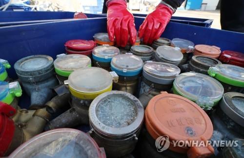 동파된 수도 계량기올해 초 서울 종로구 중부수도사업소 효자가압장에서 직원이 동파된 계량기들을 정리하는 모습. [연합뉴스 자료사진]