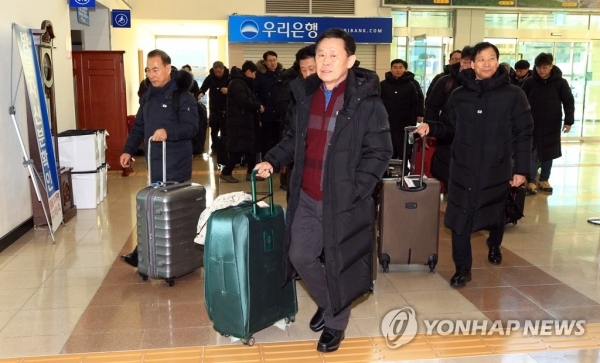 동해선 철도 북측구간 남북공동 조사에 참여하는 남측 조사단원들이 8일 오전 동해선 남북출입사무소를 통해 출경하고 있다. /연합