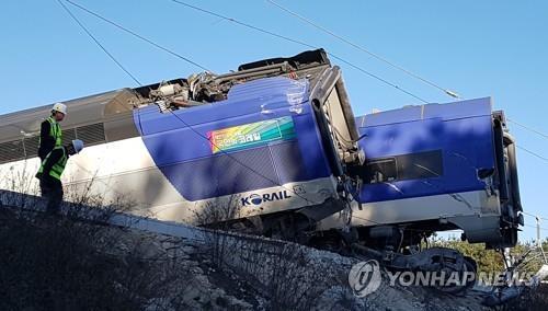 8일 오전 7시 35분께 강원 강릉시 운산동에서 서울행 KTX 열차가 탈선했다. 열차 10량 중 앞 4량이 선로를 벗어났으며 열차에는 모두 198명이 타고 있었던 것으로 전해졌다.  /연합