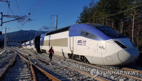 8일 오전 7시 35분께 강원 강릉시 운산동에서 서울행 KTX 열차가 탈선했다. 열차 10량 중 앞 4량이 선로를 벗어났으며 열차에는 모두 198명이 타고 있었던 것으로 전해졌다. /연합
