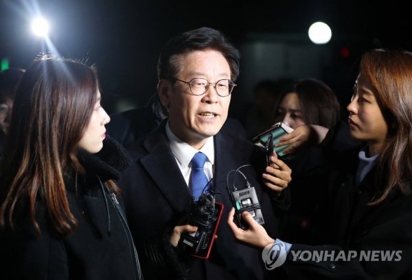 지난달 24일 검찰소환조사 받고 나온 이재명 경기지사[연합뉴스 자료사진]