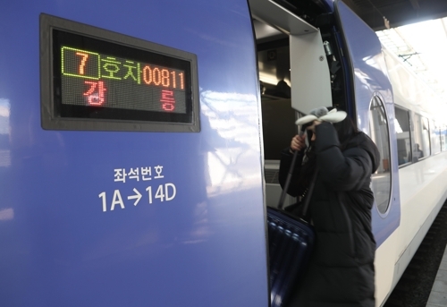 8일 오전 서울역에서 승객들이 강릉행 KTX에 오르고 있다. 앞서 강원 강릉시 운산동 일대 강릉선 철도에서 서울행 806호 KTX열차가 탈선했다. 열차 10량 중 앞 4량이 선로를 벗어났으며 14명이 타박상 등 상처를 치료를 받고 있다. 한편 코레일 측은 현재 서울에서 강릉으로 출발하는 KTX는 진부역까지 운행하며 진부역에서 승객들을 위한 다른 교통편을 마련 중이라고 밝혔다.
