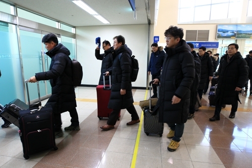 동해선 철도 북측구간 남북공동조사에 참가하는 남측 조사단원들이 8일 오전 동해선 남북출입사무소를 통해 출경하고 있다. /연합