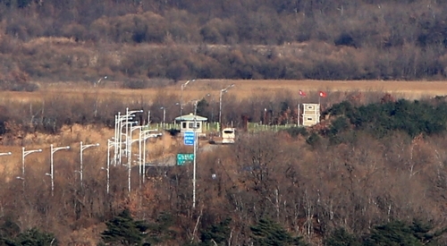 동해선 철도 북측구간 남북공동조사에 참가하는 남측 조사단원을 태운 버스가 8일 오전 동해선육로를 통해 북한으로 향하고 있다. /연합