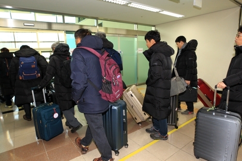 동해선 철도 북측구간 남북공동조사에 참가하는 남측 조사단원들이 8일 오전 동해선 남북출입사무소를 통해 출경하고 있다. /연합
