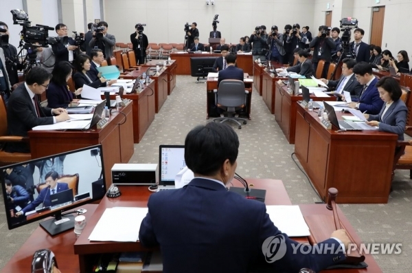 조승래 소위원장이 3일 국회에서 이른바 '유치원3법' 논의 등을 위해 열린 교육위원회 법안심사소위원회에 의사봉을 두드리며 개회를 선언하고 있다.