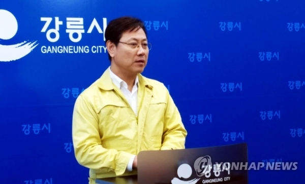 8일 오후 강원 강릉시청에서 오영식 코레일 사장이 서울행 KTX 열차 탈선사고와 관련해 브리핑하고 있다.
