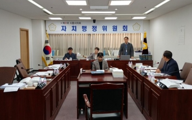 시흥시의회 자치행정위원회 한국당 소속 의원들이 민주당의 노동자지원센터의 예산안 강행처리에 반발, 불참하는 등 예산심의가 파행을 빚고 있다. 시흥=이성남기자
