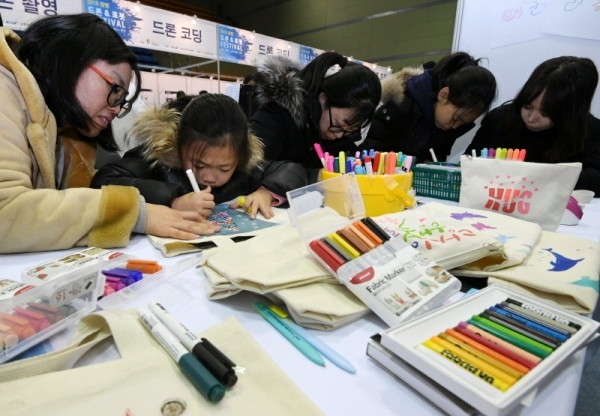 ‘2018 광명 드론&로봇 페스티벌’이 열린 8일 광명시민체육관에서 시민들이 에코백을 만들고 있다. 이번 축제는 4차산업혁명시대의 핵심 동력인 드론과 로봇을 체험할 수 있는 다양한 프로그램으로 진행됐다. 조태형기자