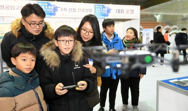 ‘2018 광명 드론&로봇 페스티벌’이 열린 8일 광명시민체육관에서 시민들이 드론 촬영 체험을 하고 있다. 이번 축제는 4차산업혁명시대의 핵심 동력인 드론과 로봇을 체험할 수 있는 다양한 프로그램으로 진행됐다. 조태형기자