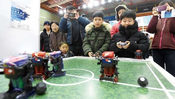 어린이들이 VR 및 로봇축구 체험을 하며 신기해하고 있다.