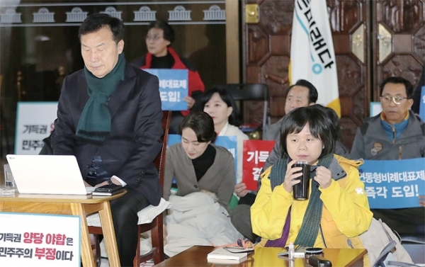 바른미래당 손학규 대표가 연동형 비례대표제 도입에 대한 거대 양당의 결단을 촉구하며 9일 오전 국회 본청 로텐더홀에서 단식농성을 계속하고 있다. 오른쪽은 정의당 이정미 대표. 연합뉴스