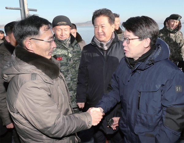 김양수 차관, 北 조사단장과 인사 김양수 해양수산부 차관이 9일 한강하구 공동수로조사 종료행사를 위해 남측 조사선에 승선한 북측 조사단장 오명철 대좌와 인사하고 있다. 국방부 제공