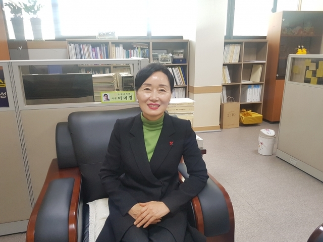 7일 수원시의회에서 교통건설체육위원회 소속 이미경 의원(더불어민주당, 영통2ㆍ3ㆍ태장동)이 경기일보와 인터뷰하고 있는 모습. 채태병기자