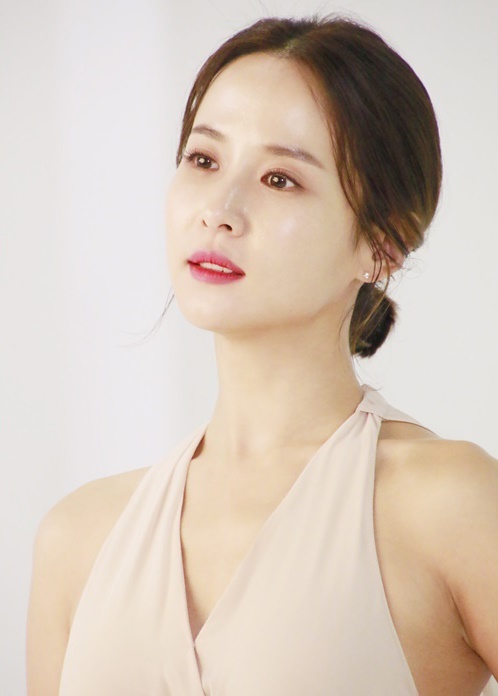 배우 조여정이 부친에게 사기를 당했다고 주장하는 피해자를 직접 만나 사과했다. 높은엔터테인먼트