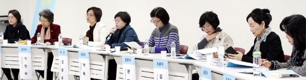 10일 경기도가족여성연구원에서 열린 ‘경기도남북여성교류포럼’에서 토론 패널들이 발언을 하고 있다. 경기도가족여성연구원 제공