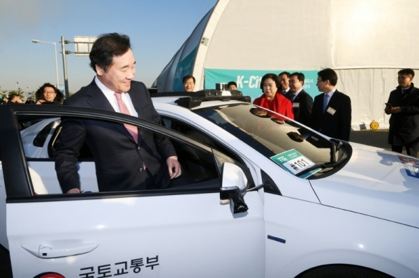 자율주행차 실험도시 ‘K-City’ 준공식이 열린 10일 화성시 한국교통안전공단 자동차안전연구원에서 이낙연 국무총리가 자율주행차에 탑승하고 있다. K-City는 자율주행 시 발생할 수 있는 다양한 상황에 대한 차량의 대응력 등을 실험할 수 있도록 고속도로, 도심, 교외, 주차장, 커뮤니티 등 5가지의 환경을 재현한다. 조태형기자