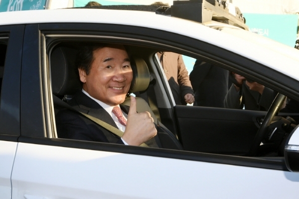 자율주행차 실험도시 ‘K-City’ 준공식이 열린 10일 화성시 한국교통안전공단 자동차안전연구원에서 이낙연 국무총리가 자율주행차를 시승하며 엄지를 들어보이고 있다. K-City는 자율주행 시 발생할 수 있는 다양한 상황에 대한 차량의 대응력 등을 실험할 수 있도록 고속도로, 도심, 교외, 주차장, 커뮤니티 등 5가지의 환경을 재현한다. 조태형기자