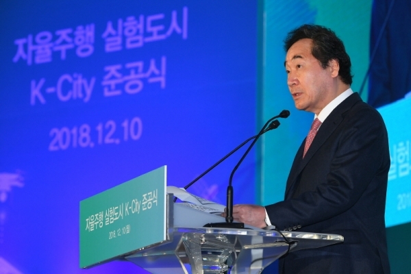 자율주행차 실험도시 ‘K-City’ 준공식이 열린 10일 화성시 한국교통안전공단 자동차안전연구원에서 이낙연 국무총리가 인사말을 하고 있다. K-City는 자율주행 시 발생할 수 있는 다양한 상황에 대한 차량의 대응력 등을 실험할 수 있도록 고속도로, 도심, 교외, 주차장, 커뮤니티 등 5가지의 환경을 재현한다. 조태형기자