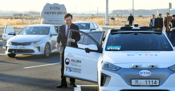 자율주행차 실험도시 ‘K-City’ 준공식이 열린 10일 화성시 한국교통안전공단 자동차안전연구원에서 이낙연 국무총리가 자율주행차 시승을 마치고 하차하고 있다. K-City는 자율주행 시 발생할 수 있는 다양한 상황에 대한 차량의 대응력 등을 실험할 수 있도록 고속도로, 도심, 교외, 주차장, 커뮤니티 등 5가지의 환경을 재현한다. 조태형기자