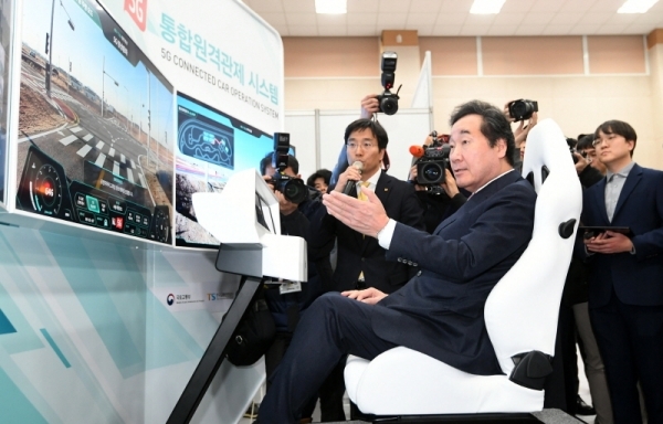 자율주행차 실험도시 ‘K-City’ 준공식이 열린 10일 화성시 한국교통안전공단 자동차안전연구원에서 이낙연 국무총리가 KT 5G 원격 관제시스템을 체험해보고 있다. K-City는 자율주행 시 발생할 수 있는 다양한 상황에 대한 차량의 대응력 등을 실험할 수 있도록 고속도로, 도심, 교외, 주차장, 커뮤니티 등 5가지의 환경을 재현한다. 조태형기자