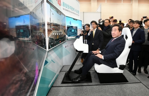 자율주행차 실험도시 ‘K-City’ 준공식이 열린 10일 화성시 한국교통안전공단 자동차안전연구원에서 이낙연 국무총리가 KT 5G 원격 관제시스템을 체험해보고 있다. K-City는 자율주행 시 발생할 수 있는 다양한 상황에 대한 차량의 대응력 등을 실험할 수 있도록 고속도로, 도심, 교외, 주차장, 커뮤니티 등 5가지의 환경을 재현한다. 조태형기자