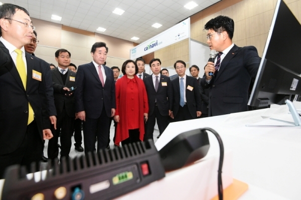 자율주행차 실험도시 ‘K-City’ 준공식이 열린 10일 화성시 한국교통안전공단 자동차안전연구원에서 이낙연 국무총리가 5G 자율주행 기술에 대한 설명을 듣고 있다. K-City는 자율주행 시 발생할 수 있는 다양한 상황에 대한 차량의 대응력 등을 실험할 수 있도록 고속도로, 도심, 교외, 주차장, 커뮤니티 등 5가지의 환경을 재현한다. 조태형기자