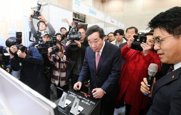 자율주행차 실험도시 ‘K-City’ 준공식이 열린 10일 화성시 한국교통안전공단 자동차안전연구원에서 이낙연 국무총리가 SK텔레콤 5G 자율주행차 카셰어링을 체험해보고 있다. K-City는 자율주행 시 발생할 수 있는 다양한 상황에 대한 차량의 대응력 등을 실험할 수 있도록 고속도로, 도심, 교외, 주차장, 커뮤니티 등 5가지의 환경을 재현한다. 조태형기자