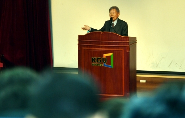 10일 경기대학교 중앙세미나실에서 열린 2018 경기대학교 도시재생융합포럼 ‘도시재생의 새로운 패러다임’에서 노춘희 경기대학교 교수가 기조연설을 하고 있다.전형민기자