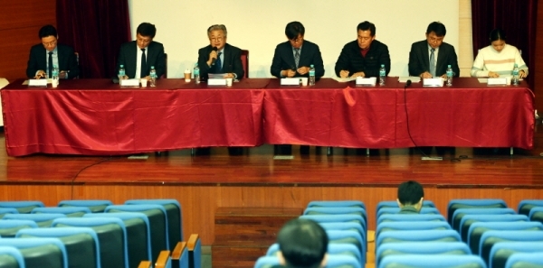 10일 경기대학교 중앙세미나실에서 열린 2018 경기대학교 도시재생융합포럼에서 참석자들이 ‘도시재생의 새로운 패러다임’이란 주제로 토론을 하고 있다.전형민기자