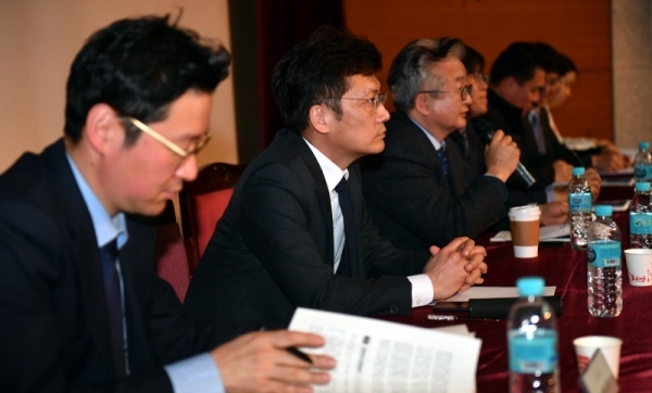 10일 경기대학교 중앙세미나실에서 열린 2018 경기대학교 도시재생융합포럼에서 참석자들이 ‘도시재생의 새로운 패러다임’이란 주제로 토론을 하고 있다.전형민기자