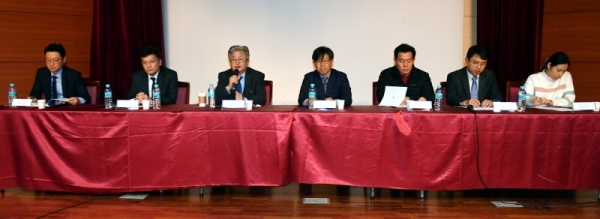 10일 경기대학교 중앙세미나실에서 열린 2018 경기대학교 도시재생융합포럼에서 참석자들이 ‘도시재생의 새로운 패러다임’이란 주제로 토론을 하고 있다.전형민기자