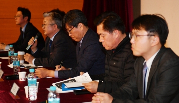 10일 경기대학교 중앙세미나실에서 열린 2018 경기대학교 도시재생융합포럼에서 참석자들이 ‘도시재생의 새로운 패러다임’이란 주제로 토론을 하고 있다.전형민기자