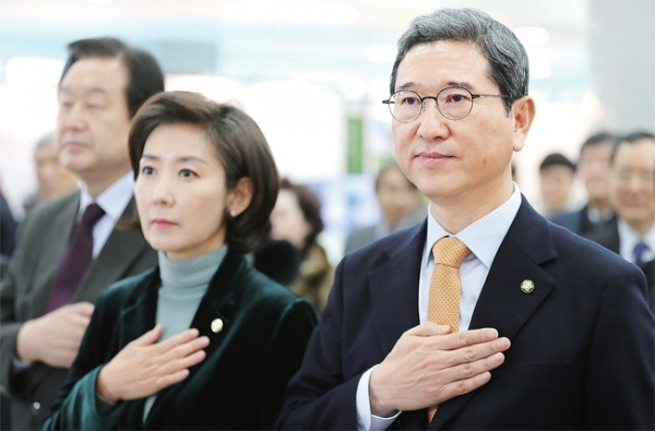 자유한국당 원대대표에 출마한 김학용, 나경원 의원(왼쪽)이 10일 오전 국회 의원회관에서 열린 ‘인공지능(AI)선진국으로 가는길’ 국가재조포럼토론회에서 국기에 경례하고 있다. 연합뉴스