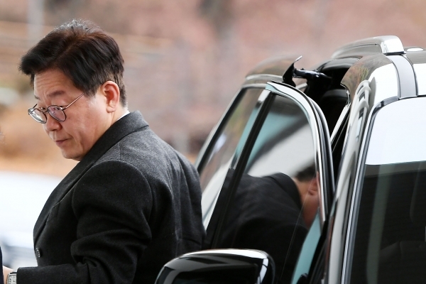 검찰이 이재명 경기도지사 부부에 대한 수사 결론을 내놓을 것으로 알려진 가운데 11일 이재명 경기도지사가 경기도청으로 출근하고 있다. 조태형기자