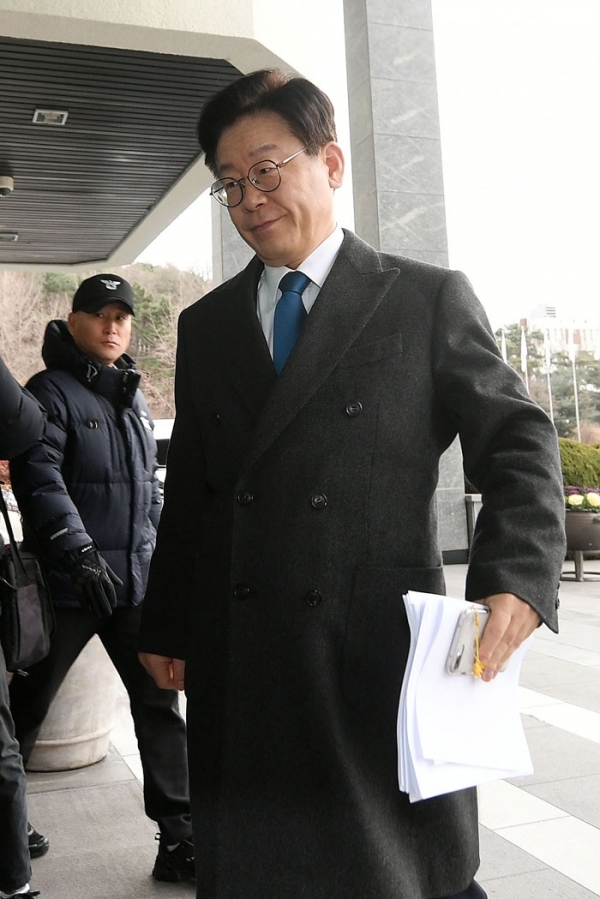 검찰이 이재명 경기도지사 부부에 대한 수사 결론을 내놓을 것으로 알려진 가운데 11일 이재명 경기도지사가 경기도청으로 출근하고 있다. 조태형기자