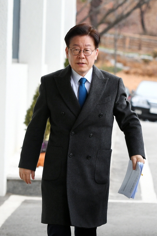 검찰이 이재명 경기도지사 부부에 대한 수사 결론을 내놓을 것으로 알려진 가운데 11일 이재명 경기도지사가 경기도청으로 출근하고 있다. 조태형기자