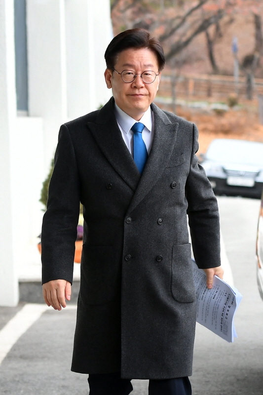 검찰이 이재명 경기도지사 부부에 대한 수사 결론을 내놓을 것으로 알려진 가운데 11일 이재명 경기도지사가 경기도청으로 출근하고 있다. 조태형기자