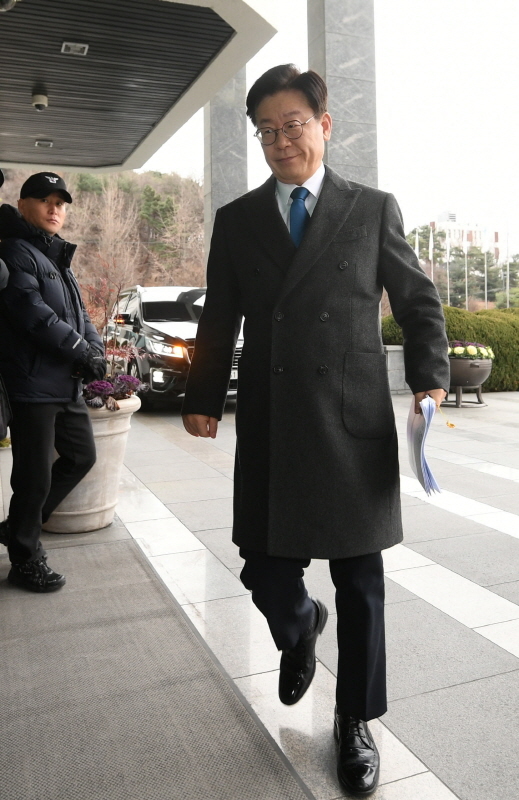 검찰이 이재명 경기도지사 부부에 대한 수사 결론을 내놓을 것으로 알려진 가운데 11일 이재명 경기도지사가 경기도청으로 출근하고 있다. 조태형기자